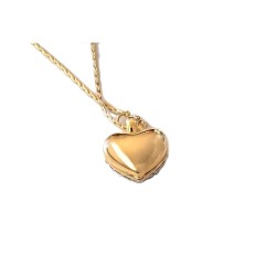 Collier doré avec pendentif cœur bombé.