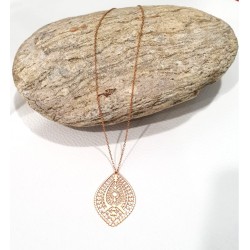 Collier doré avec pendentif...